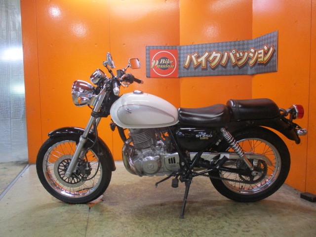 反対側もこの通り状態グッド！２５０ｃｃでお洒落なレトロバイクといえばＳＴかエストレヤですよね！！